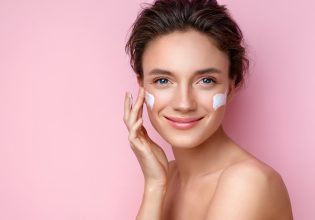 Κρέμες προσώπου: Τι χρειάζεσαι σε κάθε ηλικία για σωστή ενυδάτωση