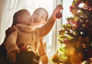 Χριστούγεννα με το παιδί: 6 tips για τις πιο μαγικές αναμνήσεις