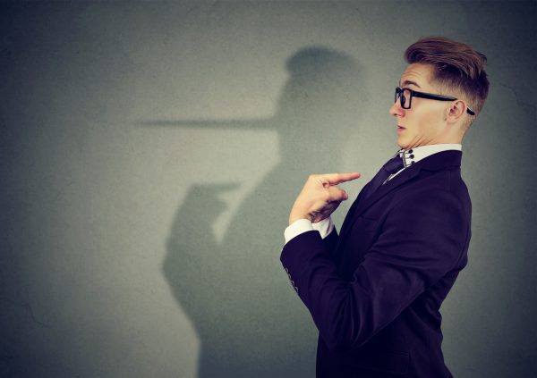 Ψυχολόγος του FBI αποκαλύπτει: Αυτά είναι τα 7 σημάδια ότι κάποιος σου λέει ψέματα