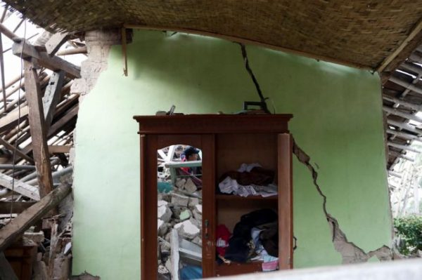 Ινδονησία: Στους 268 οι νεκροί από τον σεισμό – Παιδιά θάφτηκαν ζωντανά στα ερείπια σχολείων