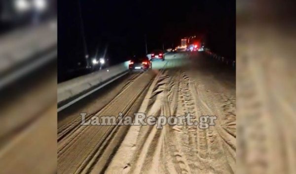Γέμισε σιτάρι η εθνική οδός: Δείτε εικόνες από την ανατροπή νταλίκας