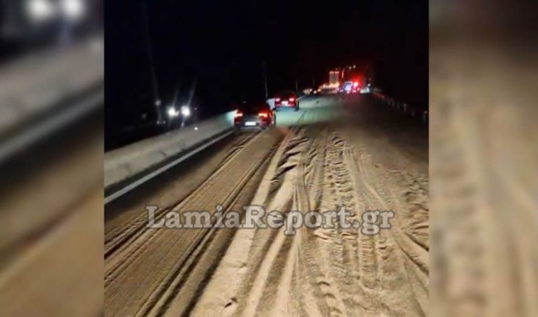 Γέμισε σιτάρι η εθνική οδός: Δείτε εικόνες από την ανατροπή νταλίκας