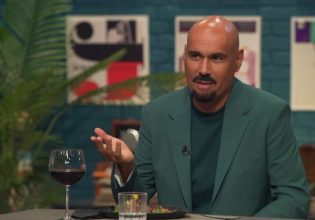 Δημήτρης Σκουλός: «Στο σχολείο με πλάκωναν στο ξύλο λόγω χρώματος»