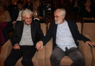 Μεγάλη συγκίνηση για τον Γιάννη Σμαραγδή – Απένειμε το πρώτο βραβείο με το όνομα της γυναίκας του Ελένης