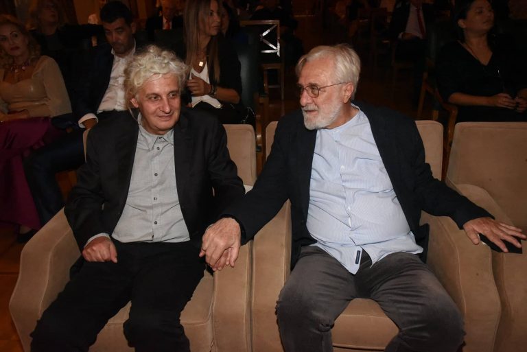 Μεγάλη συγκίνηση για τον Γιάννη Σμαραγδή – Απένειμε το πρώτο βραβείο με το όνομα της γυναίκας του Ελένης