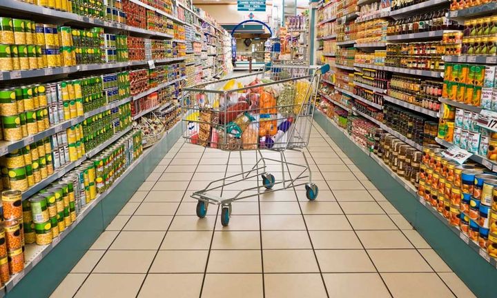 Πάτρα: «Μπούκαραν» σε σουπερμάρκετ και άρχισαν να αρπάζουν προϊόντα
