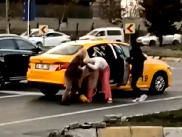 Τουρκία: Ταξιτζής δέρνει στη μέση του δρόμου επιβάτιδα επειδή δεν πλήρωσε – Σοκαριστικό βίντεο