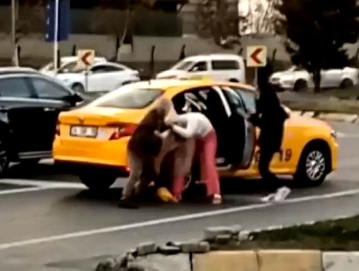 Τουρκία: Ταξιτζής δέρνει στη μέση του δρόμου επιβάτιδα επειδή δεν πλήρωσε - Σοκαριστικό βίντεο