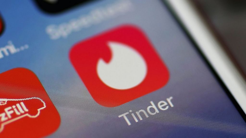 Tinder: Η αναζήτηση συντρόφου μέσω διαδικτύου αύξησε τα έσοδα