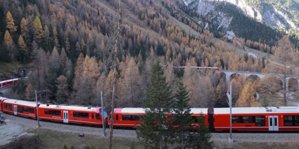 Ελβετία: Κατέρριψε ρεκόρ με το μεγαλύτερου μήκους επιβατικό τρένο [εικόνες και βίντεο]