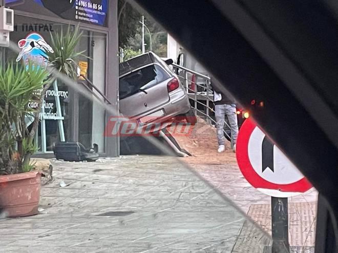Πάτρα: Απίστευτο τροχαίο – Αυτoκίνητο «σκαρφάλωσε» σε ράμπα
