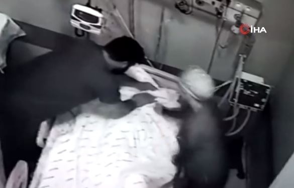 Τουρκία: Οργή για την άγρια κακοποίηση ασθενούς – Δείτε βίντεο