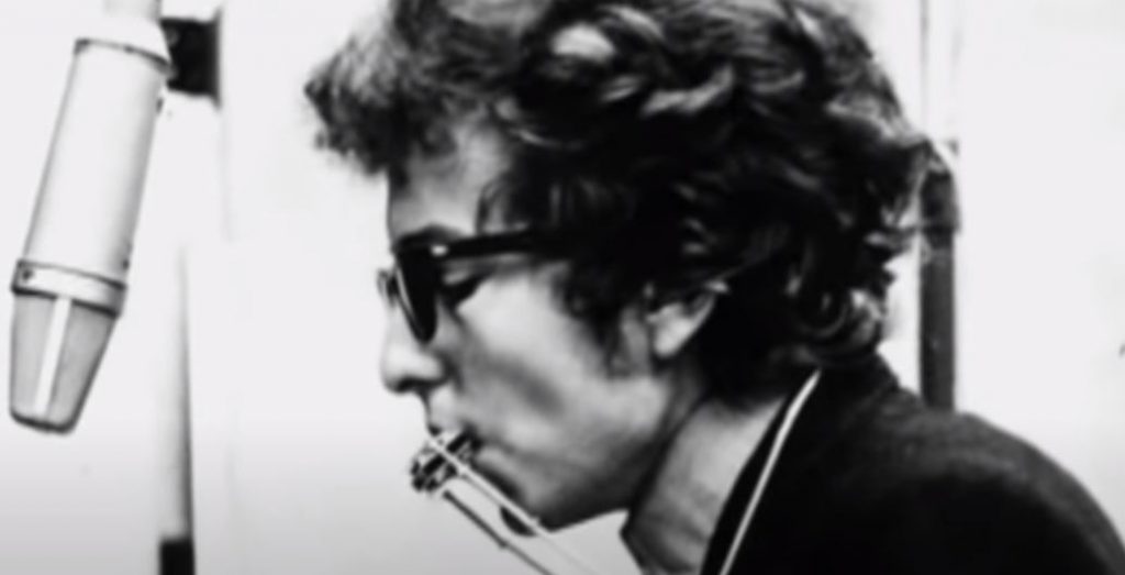 Το πρώτο βιβλίο του Μπομπ Ντίλαν, από τότε που κέρδισε το Νόμπελ, θαμπώνει και μπερδεύει