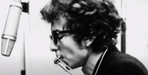 Το πρώτο βιβλίο του Μπομπ Ντίλαν, από τότε που κέρδισε το Νόμπελ, θαμπώνει και μπερδεύει