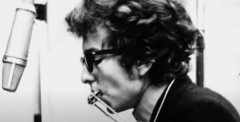 Το πρώτο βιβλίο του Μπομπ Ντίλαν, από τότε που κέρδισε το Νόμπελ, θαμπώνει και μπερδεύει