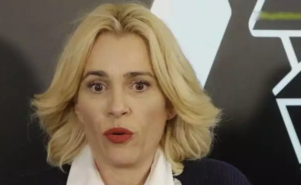 Έξω φρενών η Τζένη Μπότση – Τα «πήρε» με ερώτηση δημοσιογράφου