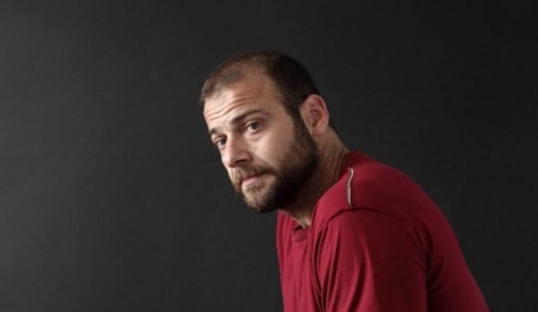 Ορέστης Τζιόβας: Οι σεξουαλικές του εμπειρίες με τα δυο φύλα και η εξάρτηση από τις ουσίες