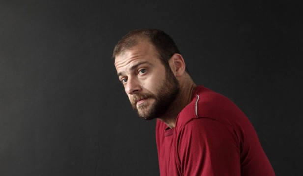 Ορέστης Τζιόβας: Οι σεξουαλικές του εμπειρίες με τα δυο φύλα και η εξάρτηση από τις ουσίες