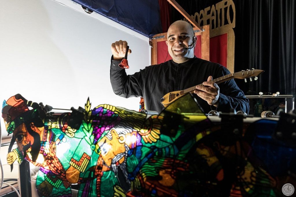 O Αλκιβιάδης Κωνσταντόπουλος μίλησε στο in για την μουσική συνάντησή του με τον Καραγκιόζη