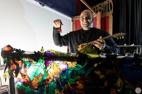 O Αλκιβιάδης Κωνσταντόπουλος μίλησε στο in για την μουσική συνάντησή του με τον Καραγκιόζη