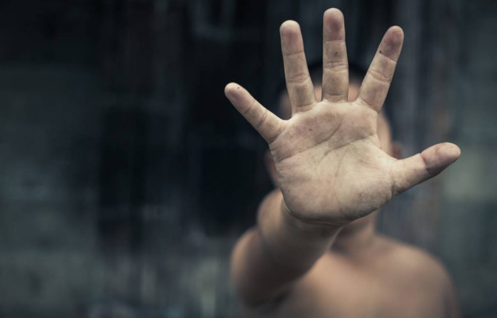 Πετράλωνα: Νέες αποκαλύψεις από τη μήνυση των δύο παιδιών – «Ο πατέρας μου διοργάνωνε τα όργια»