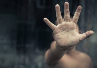 Πετράλωνα: Νέες αποκαλύψεις από τη μήνυση των δύο παιδιών – «Ο πατέρας μου διοργάνωνε τα όργια»