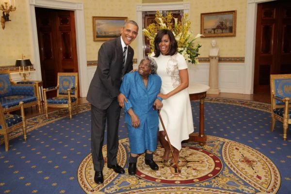 Πέθανε σε ηλικία 113 ετών η γιαγιά που χόρεψε με τους Ομπάμα