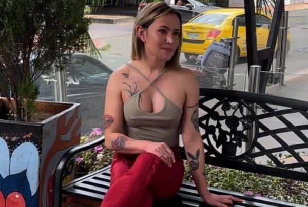 Κολομβία: Δικαστής εμφανίστηκε σε δίκη μέσω βιντεοκλήσης ημίγυμνη στο κρεβάτι και καπνίζοντας