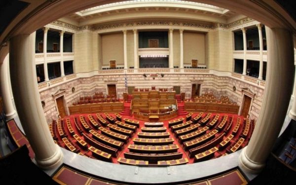 Ασφαλιστικό νομοσχέδιο: Πώς τοποθετήθηκαν τα κόμματα στην Ολομέλεια της Βουλής