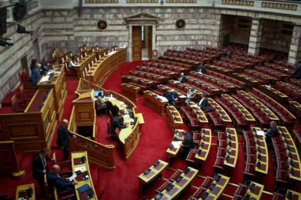 Καλάθι του νοικοκυριού: Ψηφίστηκε στη Βουλή η «καλύτερη σήμανση των προϊόντων» – Πυρά για μονιμοποίηση της ακρίβειας