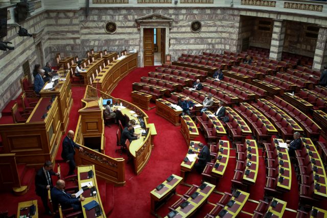 Καλάθι του νοικοκυριού: Ψηφίστηκε στη Βουλή η «καλύτερη σήμανση των προϊόντων» – Πυρά για μονιμοποίηση της ακρίβειας