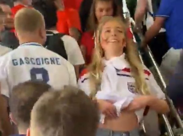 Βρετανίδα φίλαθλος στο Κατάρ έδειξε το στήθος της δημοσίως