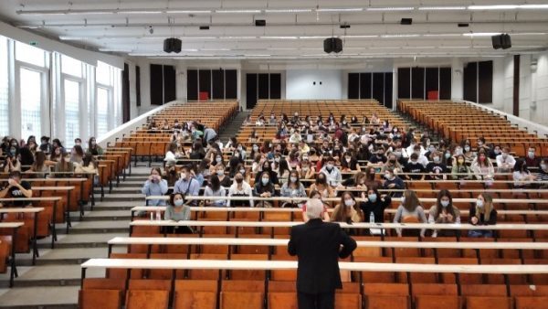 Κεραμέως: Οι Έλληνες φοιτητές μπορούν να παρακολουθούν μαθήματα στο Yale με χαμηλά ή καθόλου δίδακτρα