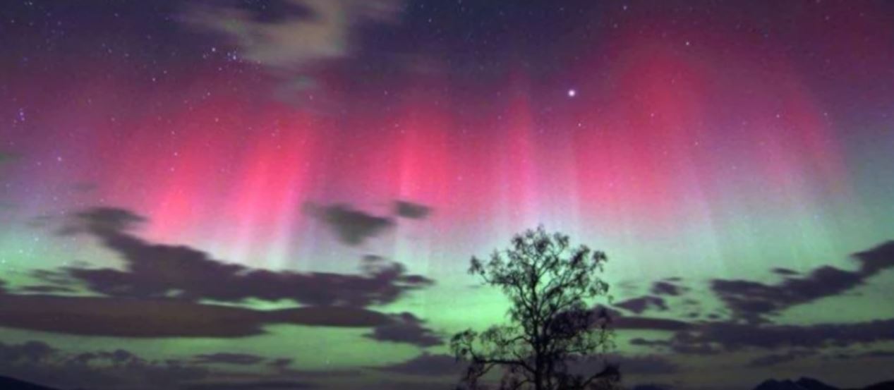 Υπερθέαμα: Ηλιακή καταιγίδα κατακλύζει με neon-ροζ Βόρειο Σέλας τον ουρανό