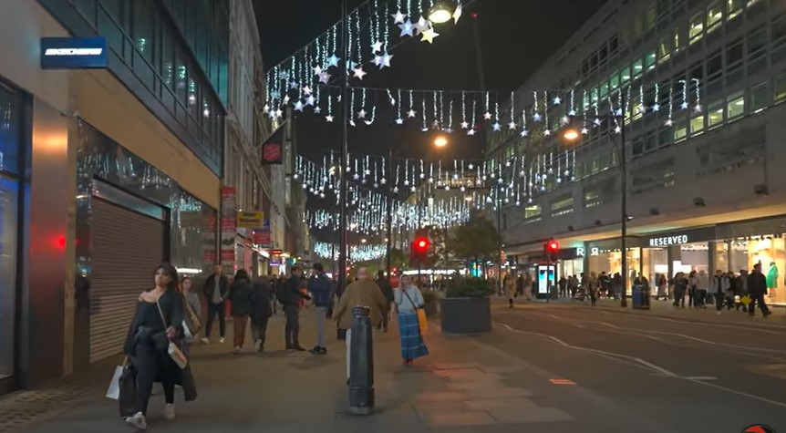 Χριστούγεννα στο Λονδίνο: Τα οικολογικά φώτα της Oxford Street ανάβουν για περιορισμένες ώρες
