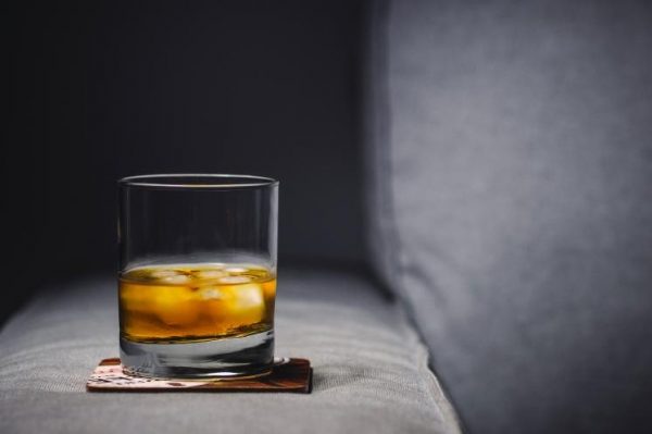 Αλκοόλ: Ακόμα και η περιορισμένη κατανάλωση ίσως βλάπτει τον εγκέφαλο