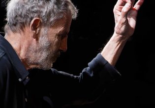 Ο Σταύρος Ξαρχάκος τιμά τον Νίκο Ξυλούρη: Λίγα διαθέσιμα εισιτήρια για τη συναυλία στο Christmas Theater