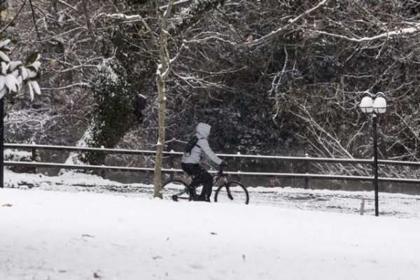 Καιρός: Βροχές, καταιγίδες και τσουχτερό κρύο τη Δευτέρα