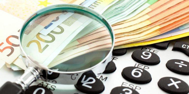 Κυβέρνηση: Χτίζει εφεδρείες για παροχές και κλείνει το μάτι σε νοικοκυριά – μεσαία τάξη