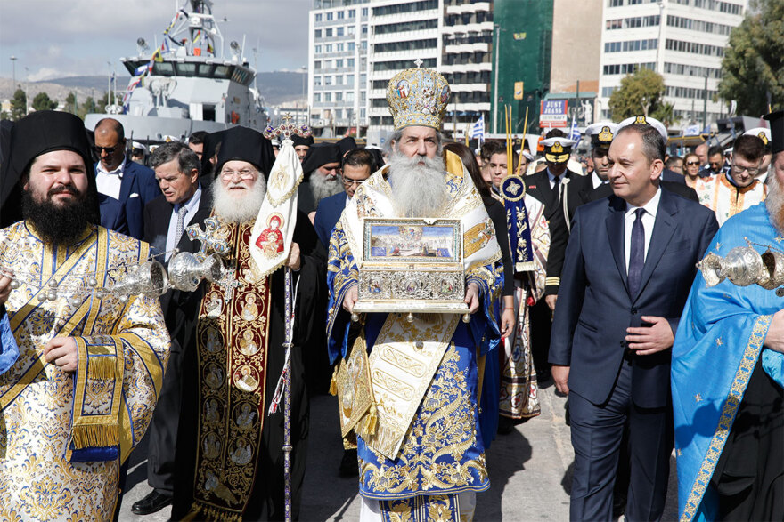 Πειραιάς: Με τιμές αρχηγού κράτους έφτασε η Αγία Ζώνη της Παναγίας από τη Μονή Βατοπαιδίου