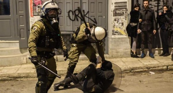 Αστυνομική βία: Νέα καταγγελία για βασανισμό μετανάστη στα ΑΤ Ομόνοιας και Εξαρχείων