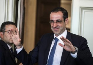 Υποκλοπές: Ο εναγκαλισμός Δημητριάδη και Λαβράνου – Ταξίδι ως εντεταλμένοι του Μαξίμου
