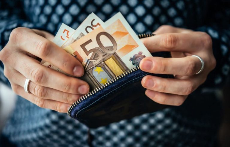 Μία επιπλέον σύνταξη και ένας μισθός με έξι μέτρα