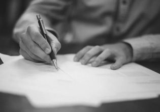 Πώς η διαθήκη που βρέθηκε στην τσέπη ομογενή έσωσε… ένα ολόκληρο χωριό στη Λαμία