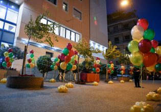 Ο Κ. Μπακογιάννης και τα παιδιά της «Φλόγας» φώτισαν το χριστουγεννιάτικο δέντρο