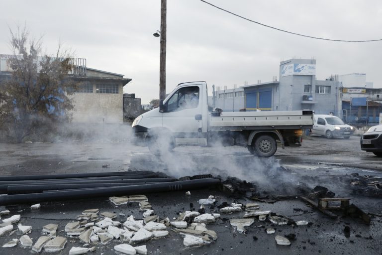 Χαλάνδρι: Συνεχίζεται για άλλη μια μέρα η ένταση – Ρομά έβαλαν φωτιά σε λάστιχα και κάδους