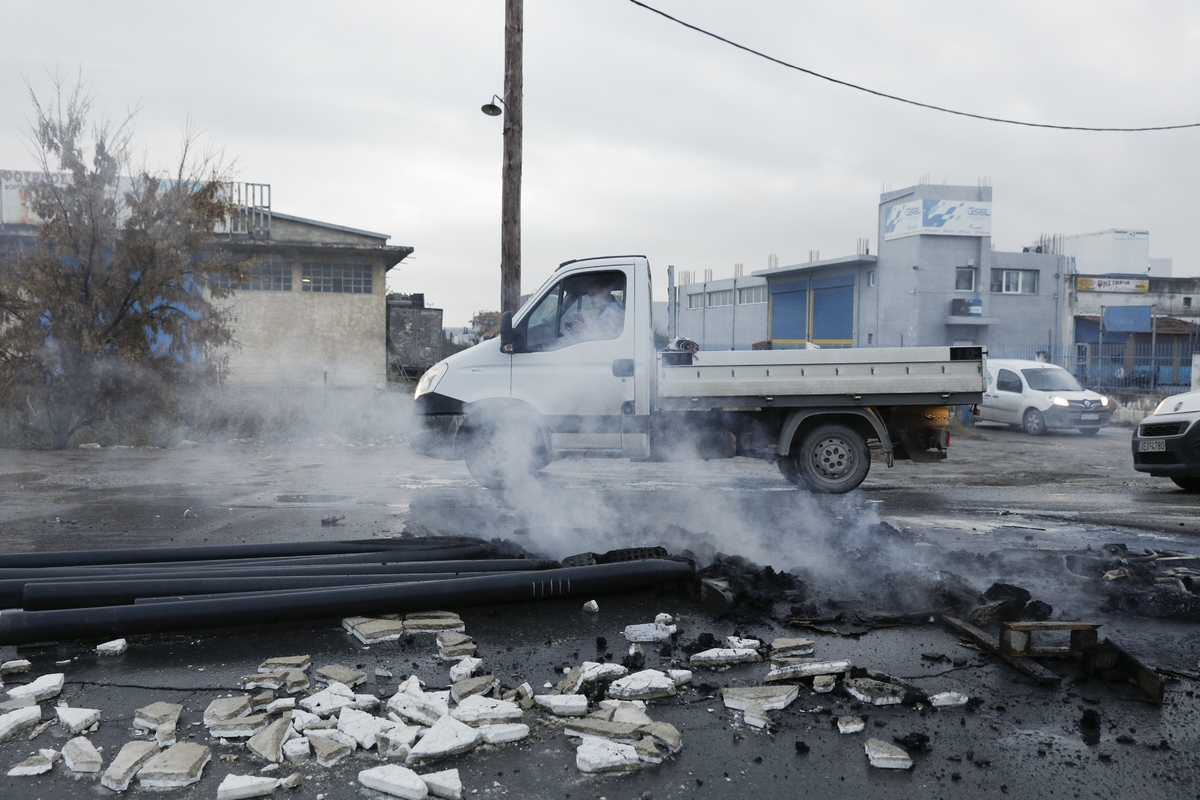 Χαλάνδρι: Συνεχίζεται για άλλη μια μέρα η ένταση - Ρομά έβαλαν φωτιά σε λάστιχα και κάδους