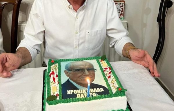 Έκπληξη με άρωμα… Ανδρέα Παπανδρέου σε υποστηρικτή του παλιού ΠΑΣΟΚ