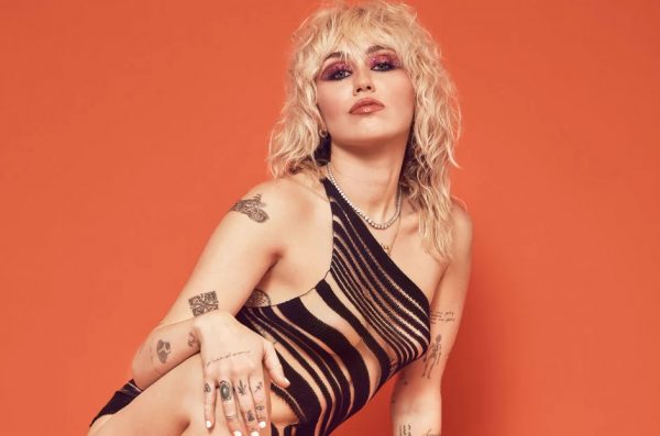 Μάιλι Σάιρους: Δημοσίευσε ολόγυμνες φωτογραφίες ενώ έκανε μπάνιο