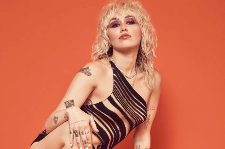 Μάιλι Σάιρους: Δημοσίευσε ολόγυμνες φωτογραφίες ενώ έκανε μπάνιο